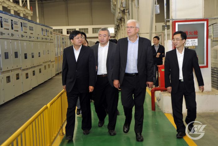700施耐德电气全球财务总裁一行参观盛隆工厂.jpg 700施耐德电气全球财务总裁一行参观盛隆工厂.jpg